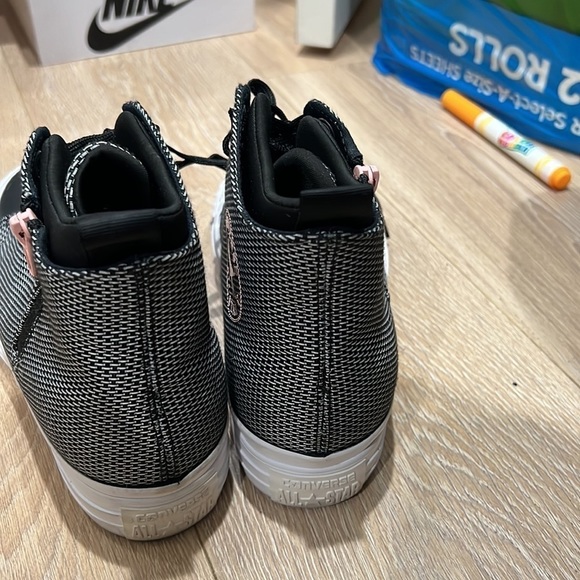 Cutest high top converse in pink and black with zippers on the side. Very rare - Picture 4 of 5